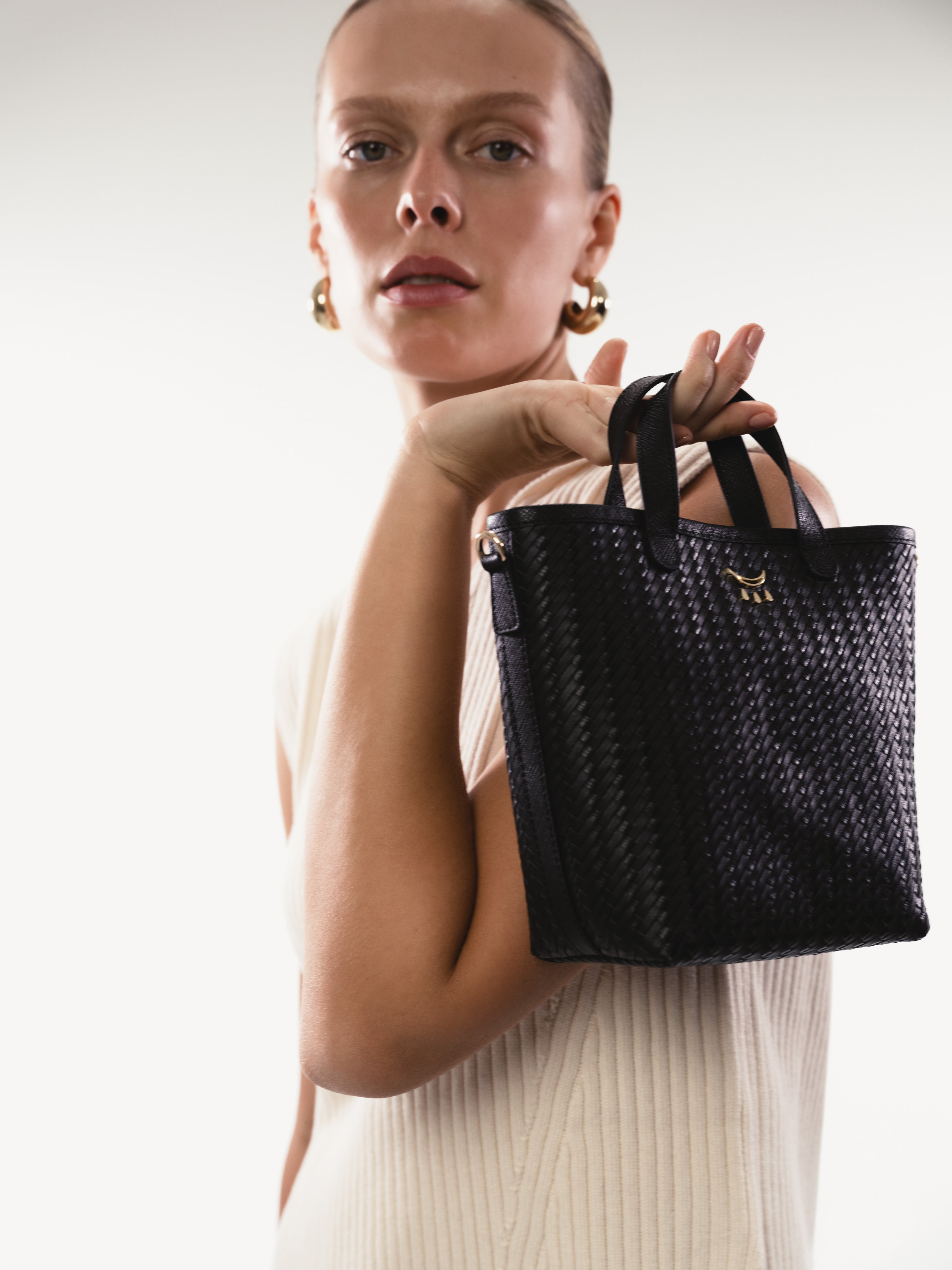 Nora - Totalmente Negro